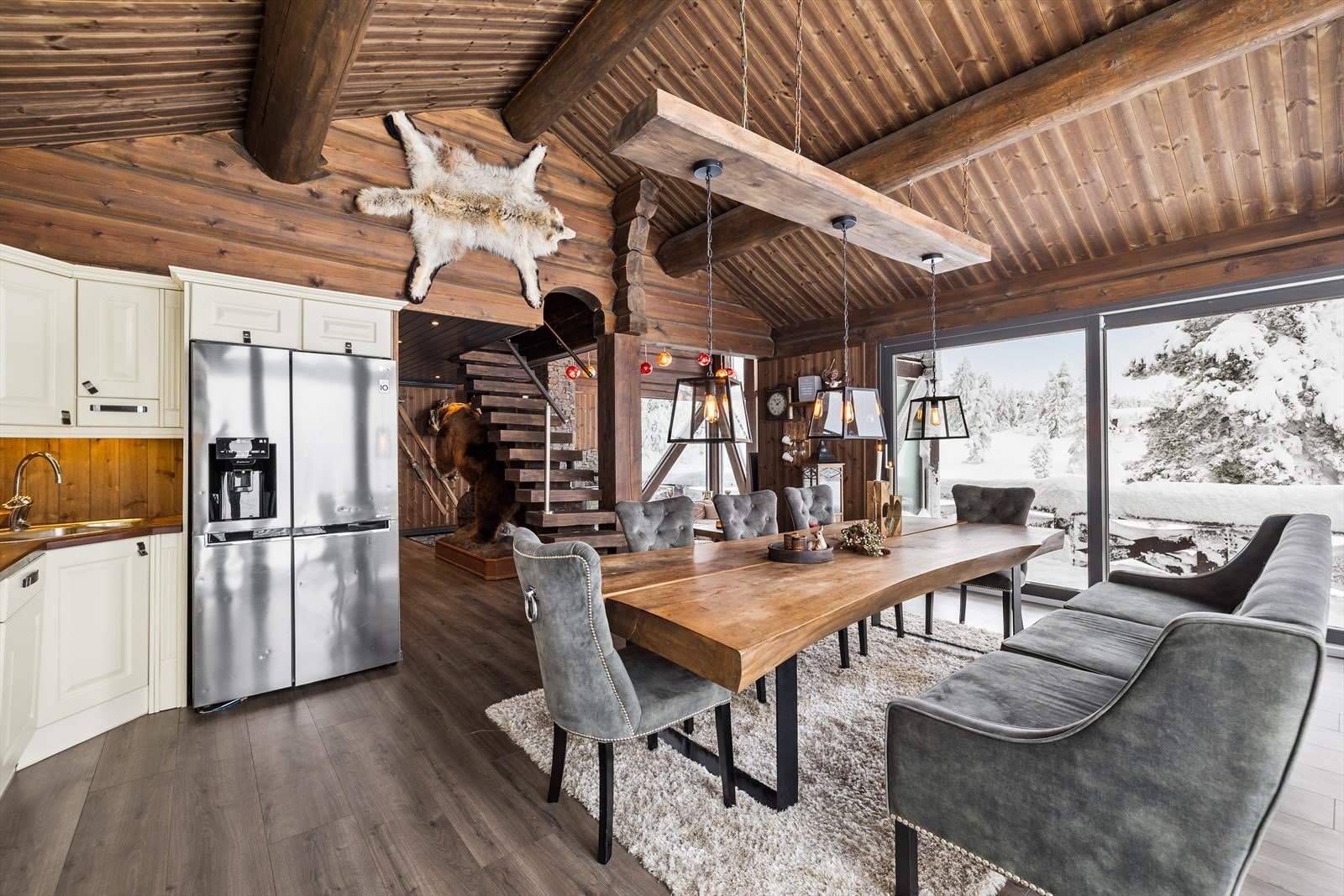 Kjøkkeninnredningen er lekker med profilerte fronter som kler tømmerhytta perfekt. Galleribilde