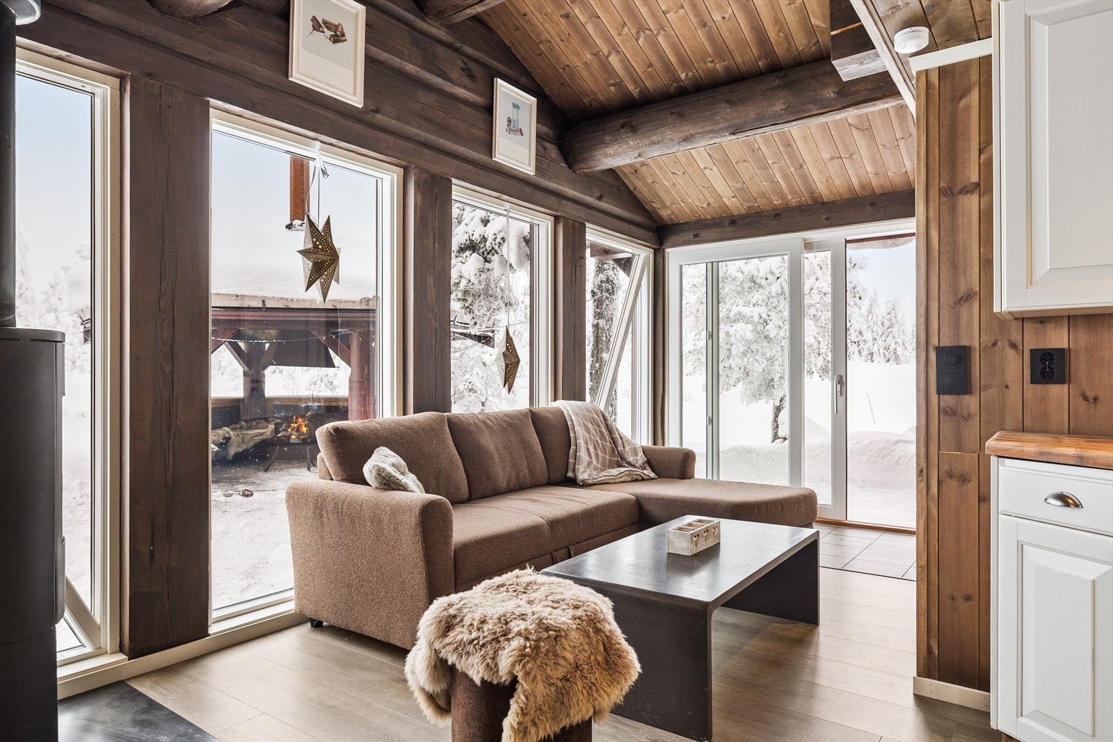 Her er det en egen stue ved grillhytta med fine møbeleringsmuligheter. Galleribilde