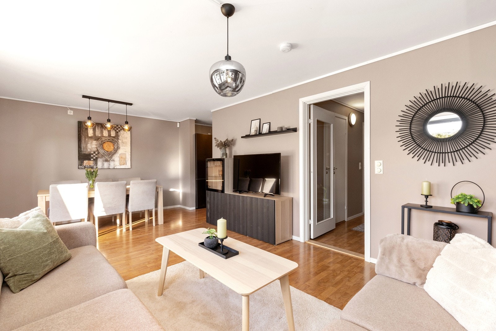 Kjekk planløsning med plass til stor sofa og spisebord. Galleribilde