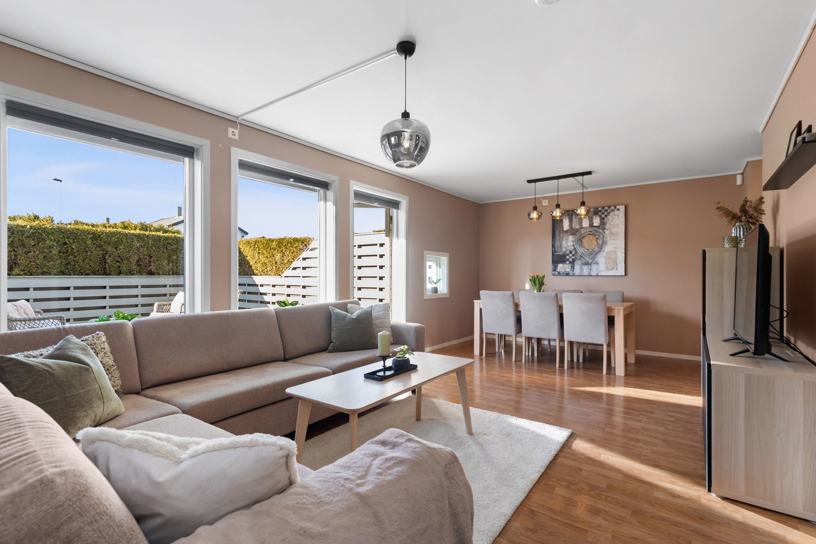 Fra stuen er det direkte utgang til terrassen. Galleribilde