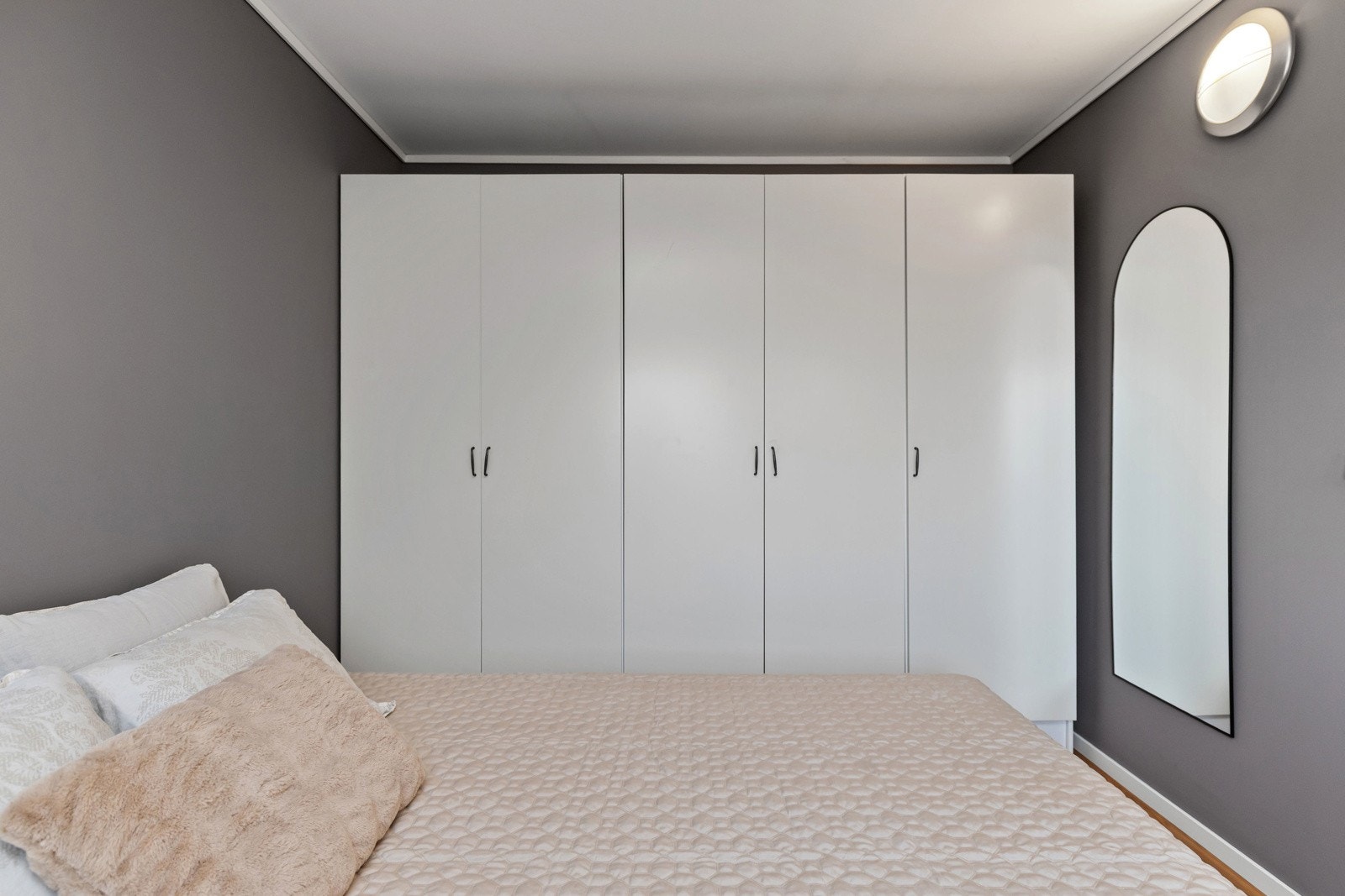 Rikelig med plass til flere garderobeskap. Galleribilde