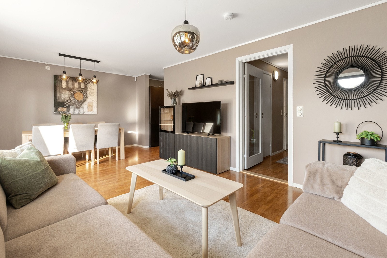 Praktisk med dør mellom stue og gang som kan lukkes etter behov. Galleribilde