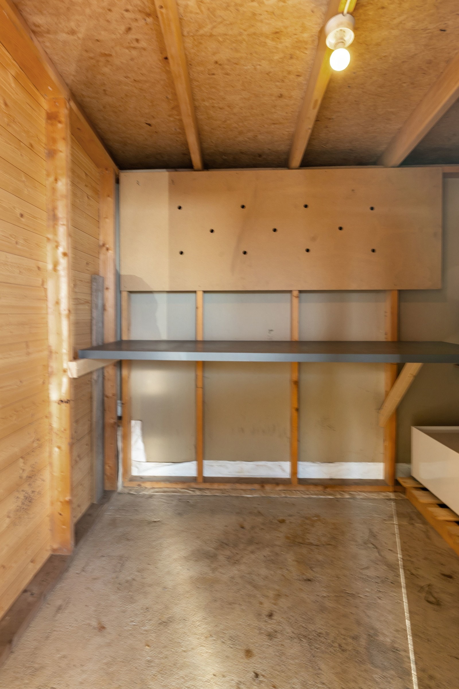 Utvendig bod som ligger i tilknytning til carport. Galleribilde