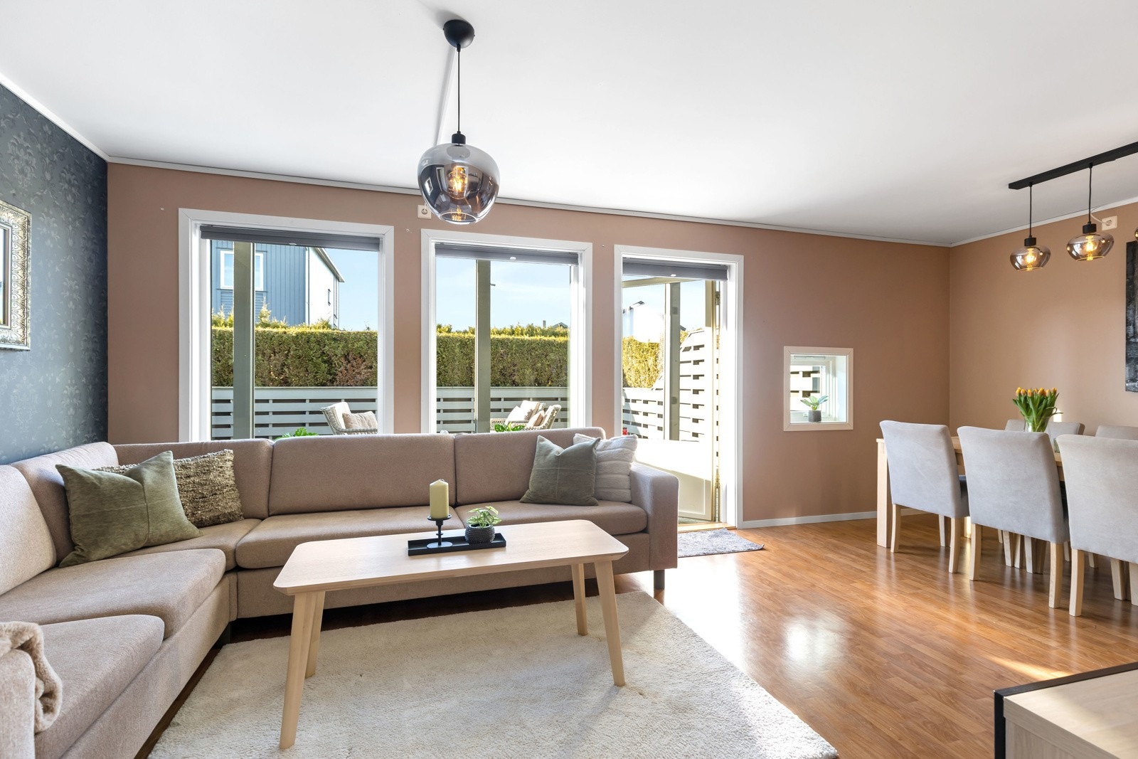 Leiligheten har fjernvarme via radiator i stuen og i gulvet på badet. Galleribilde