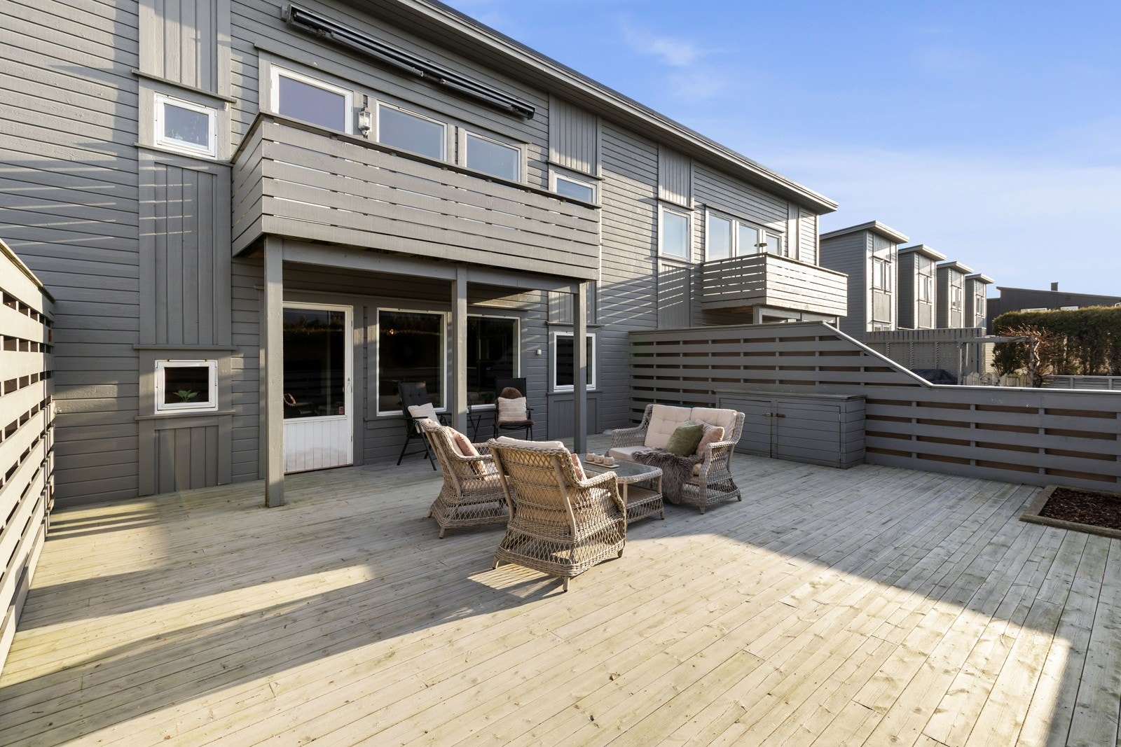 Sjelden stor terrasse som blir et ekstra rom på sommerstid. Galleribilde