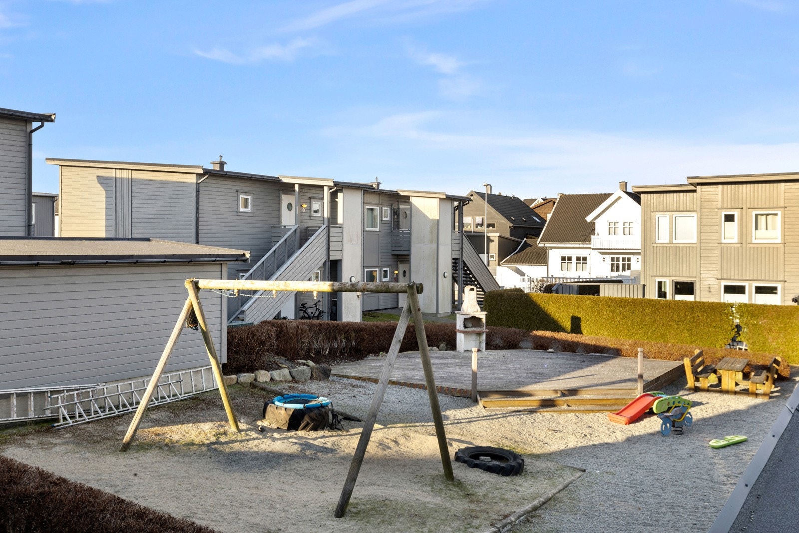 Fine fellesområder med lekeplass og fin beplantning. Galleribilde