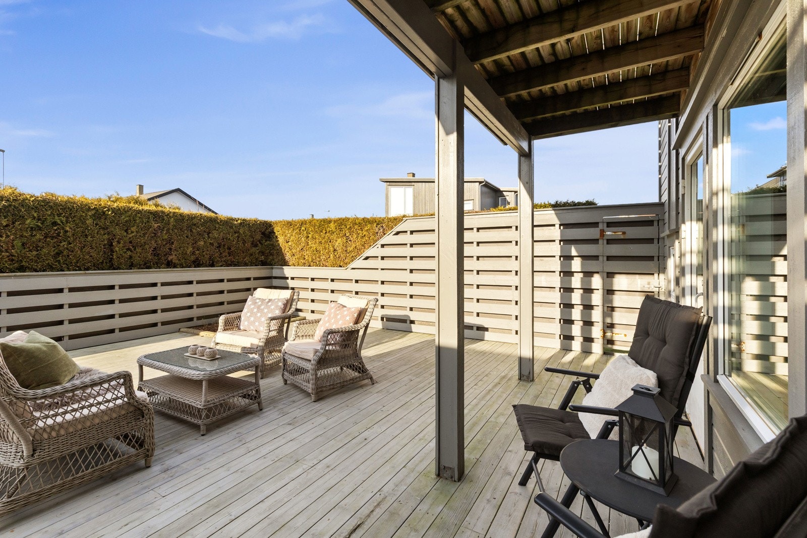 Praktisk med dør i levegg, slik at man kan gå rundt leiligheten. Galleribilde