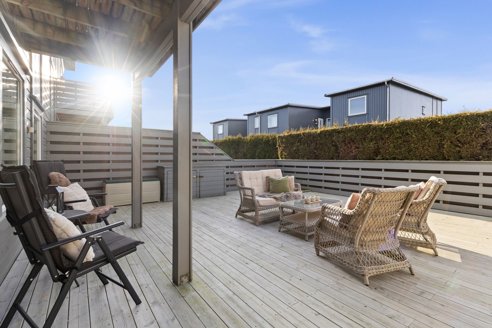 Sørvestvendt terrasse med gode solforhold. Galleribilde