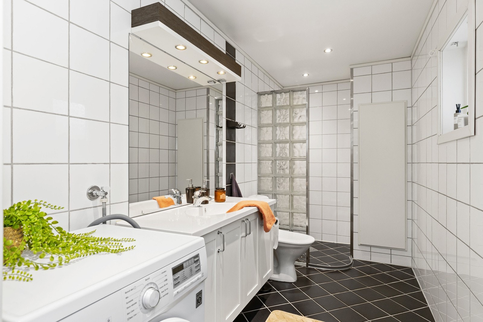 Helfliset bad med varme i gulvet og spotter i tak. Galleribilde