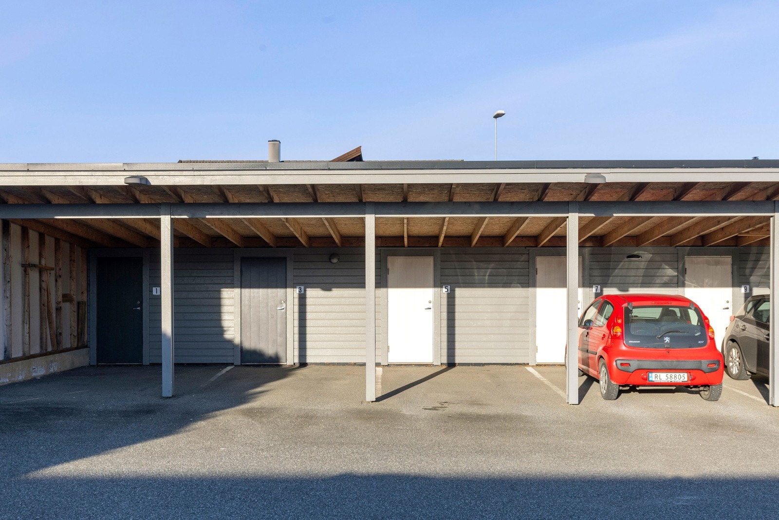 Fast parkeringsplass med tilhørende bod i felles carport anlegg. Galleribilde