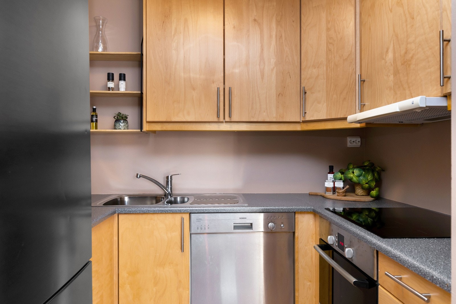 Tidløst kjøkken med skap til tak. Galleribilde