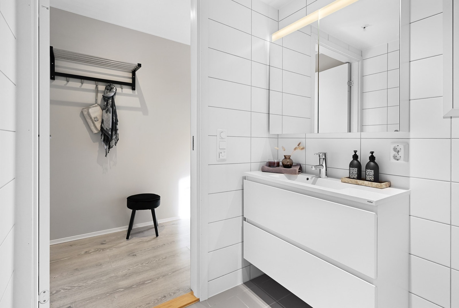 Elektriske varmekabler med termostat, og i taket er det spotter som kan dimmes Galleribilde