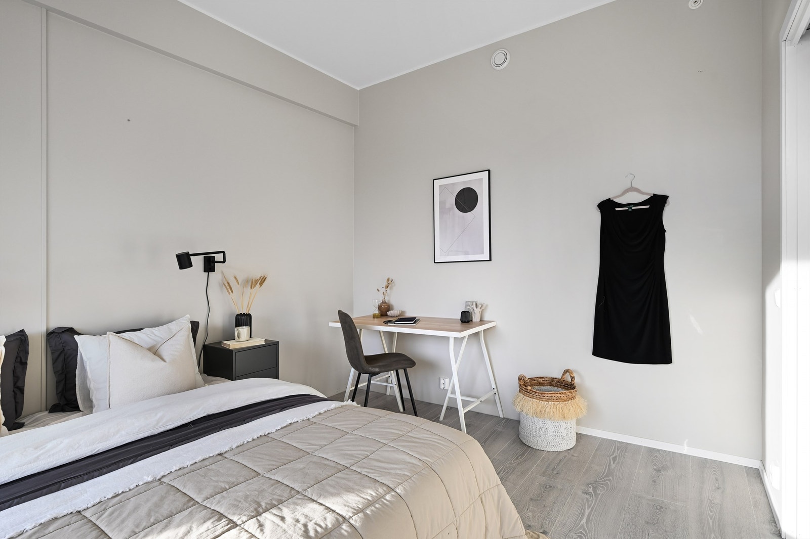 Det er ingen garderobeskap i dag, men god plass til å kunne sette inn Galleribilde