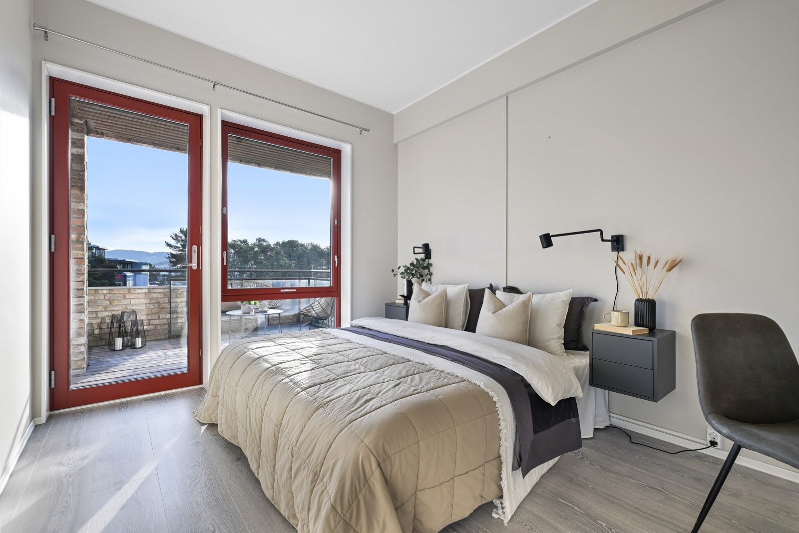 Romslig soverom med utgang til balkong Galleribilde