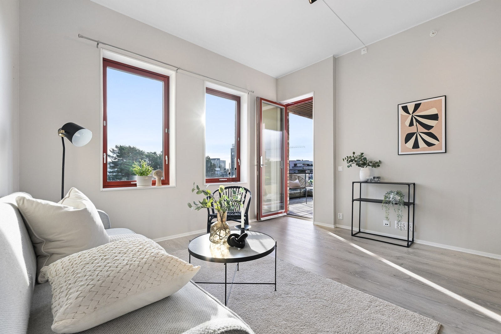 Godt med naturlig lys inn i leiligheten fra både vinduer og balkongdør Galleribilde