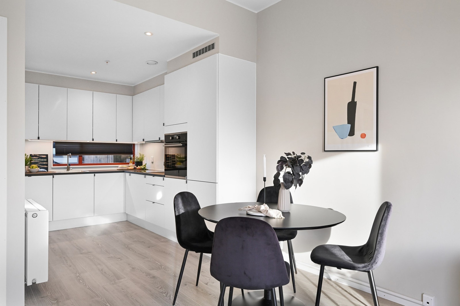 Leiligheten er oppvarmet med radiator tilkoblet varmesentral. Radiatoren ser du nede på bildet til venstre. Galleribilde