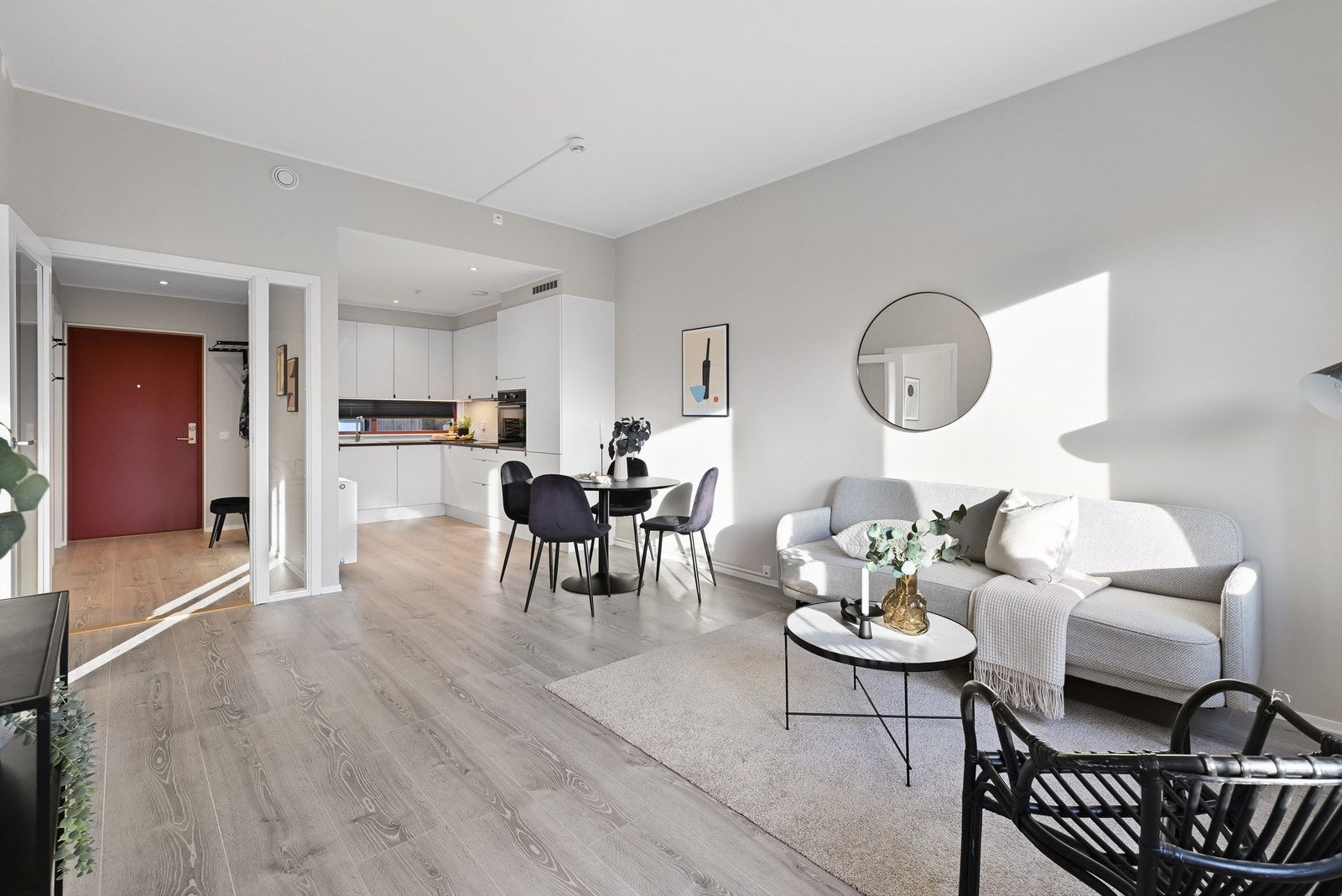 Med unntak av badet har leiligheten gjennomgående like laminatgulv noe som bidrar til en naturlig flyt mellom rommene Galleribilde