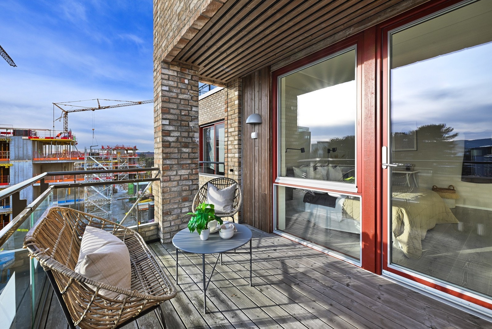 Gulvflatene er belagt med terrassebord og rekkverket er av metall og glass. Her er også utebelysning Galleribilde