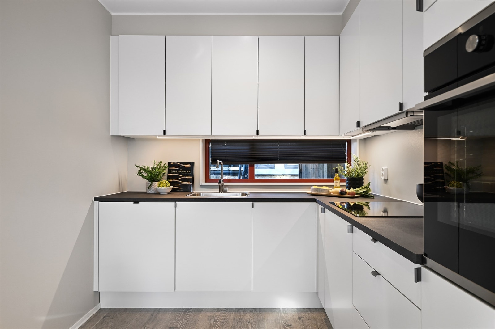 Integrert stekeovn, platetopp, oppvaskmaskin og kjøleskap med fryser. Det er også montert komfyrvakt. Galleribilde