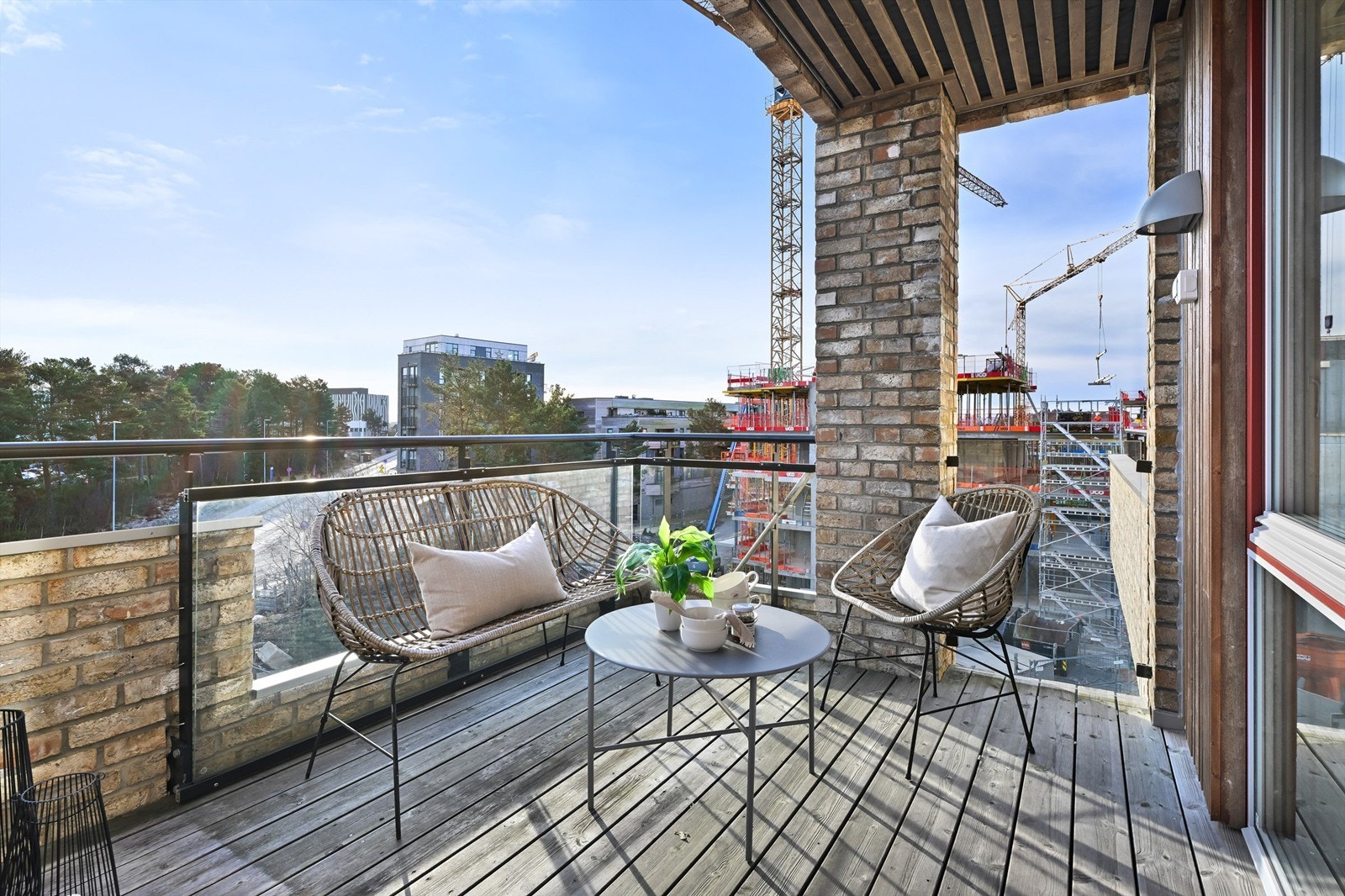 På nabotomten bygges det et nytt leilighetskompleks. I front ser du hotell Edvard Grieg. Galleribilde