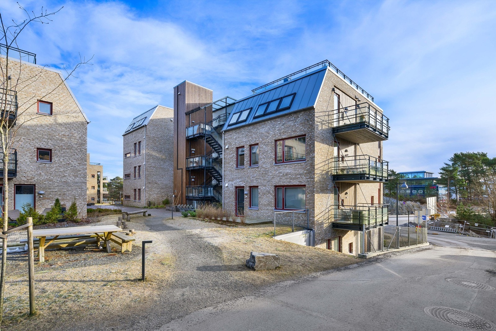 Trappene på midte av bygget viser tilkomsten til leiligheten Galleribilde