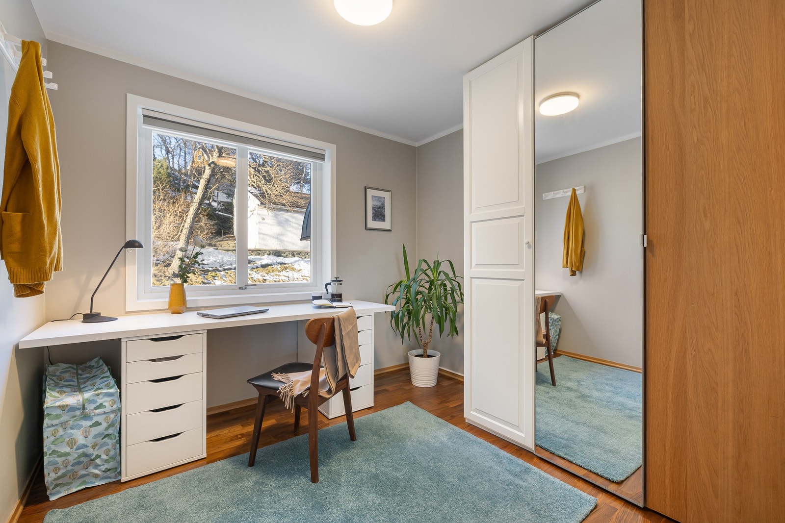 Romslig soverom på 7,5 kvm. God plass til oppbevaring i garderobeskap. Galleribilde