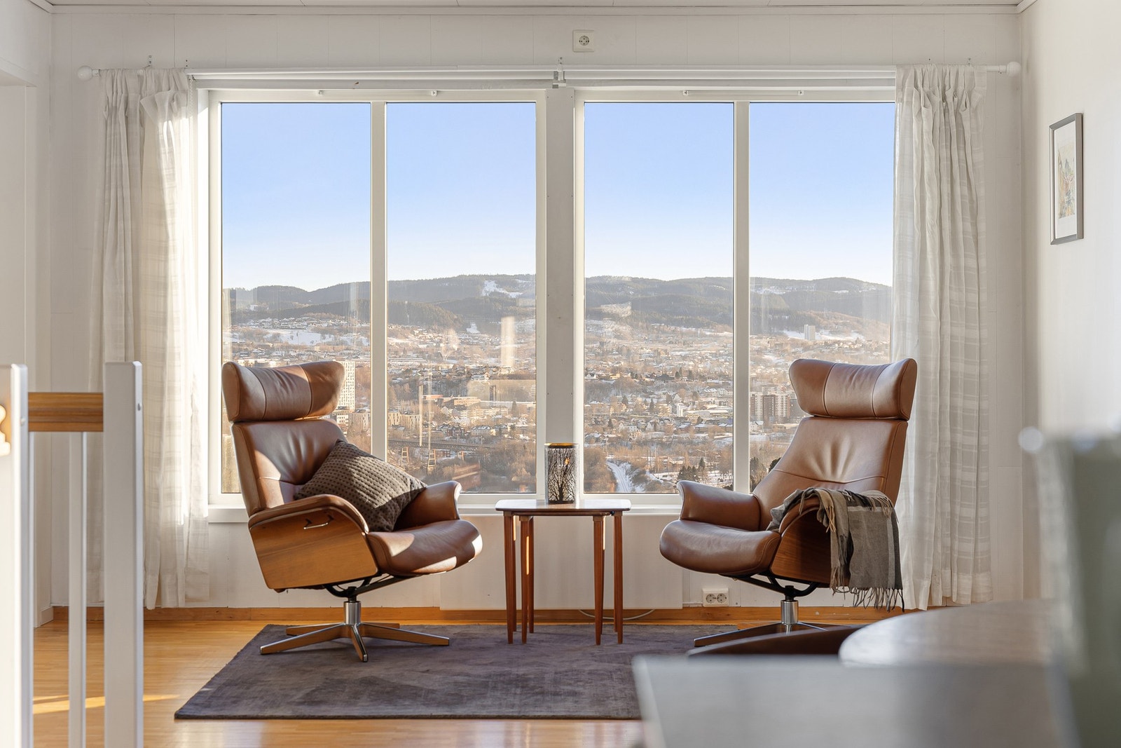 Velkommen til Fridtjof Nansens veg 52, presentert av EiendomsMegler 1 ved Alan Shaswar. Galleribilde