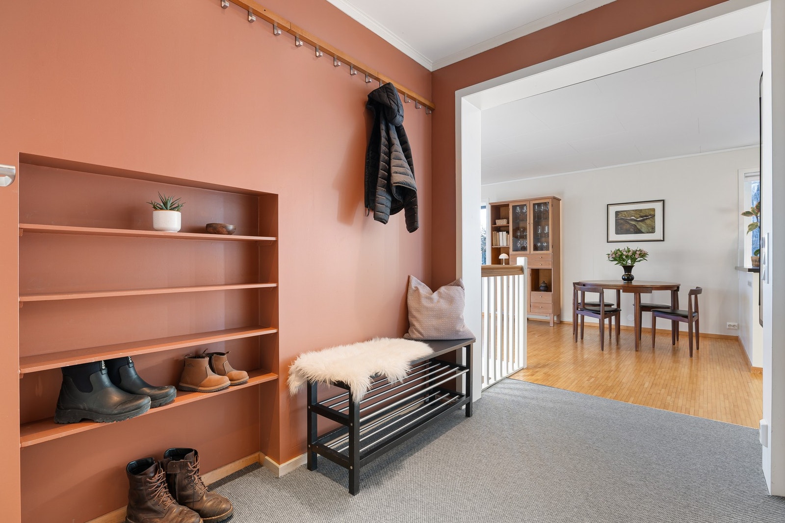 Fin entré på 4,5 kvm med integrert skohylle og klesoppheng. Galleribilde