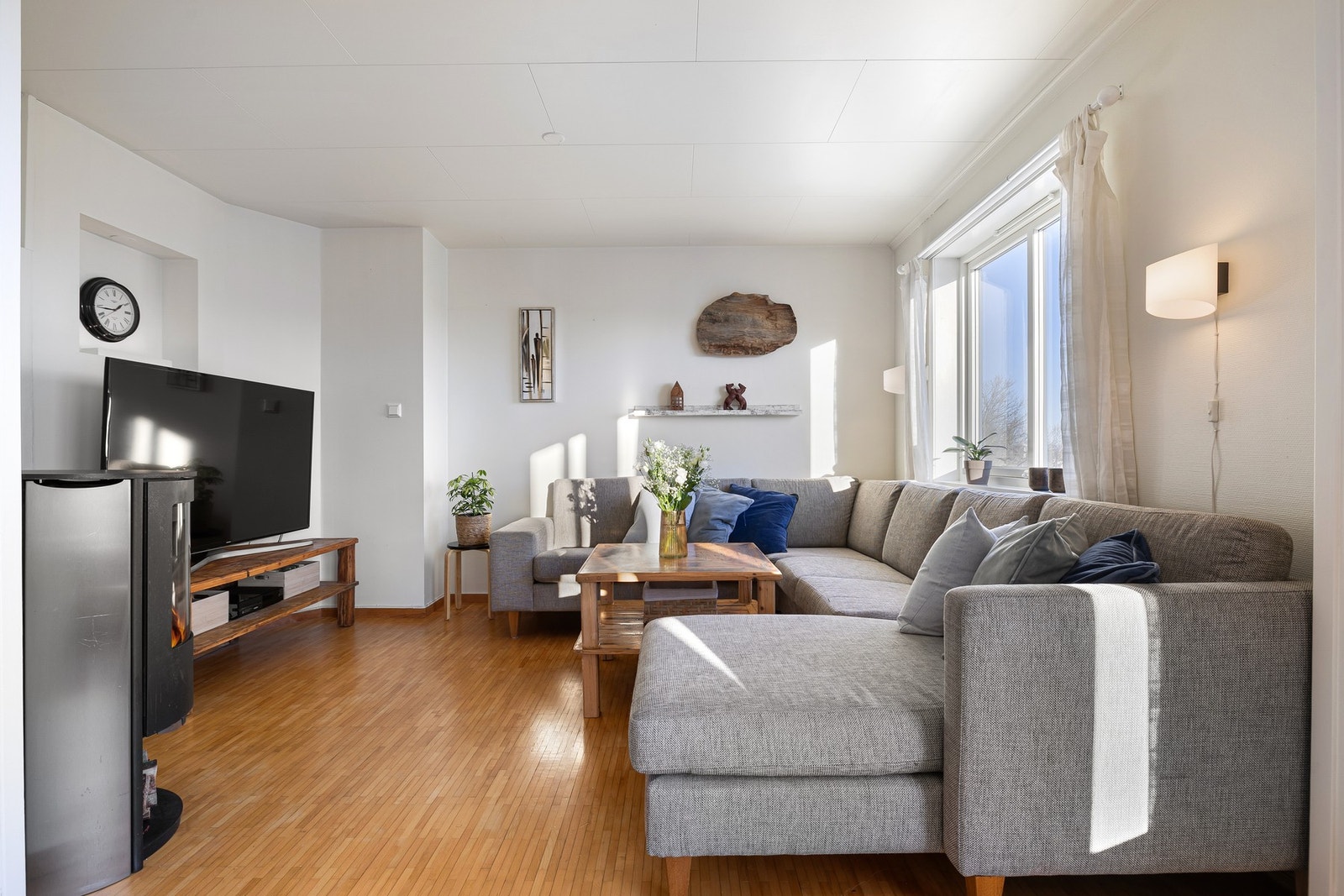 Leiligheten varmes opp av en moderne vedovn som reduserer strømkostnadene på vinterhalvåret. Det er gjort piperehabilitering i 2025. Galleribilde