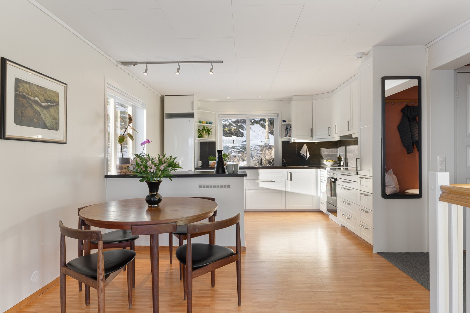 Mellom stuen og kjøkkenet er det god plass til spisebord for både store og små sammenkomster. Galleribilde