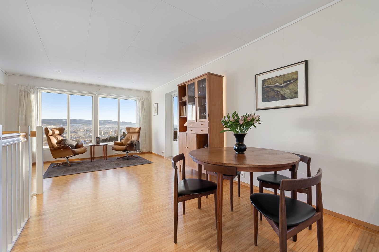 Stuen har parkett på gulv, malte slette vegger og downlights i taket. Galleribilde