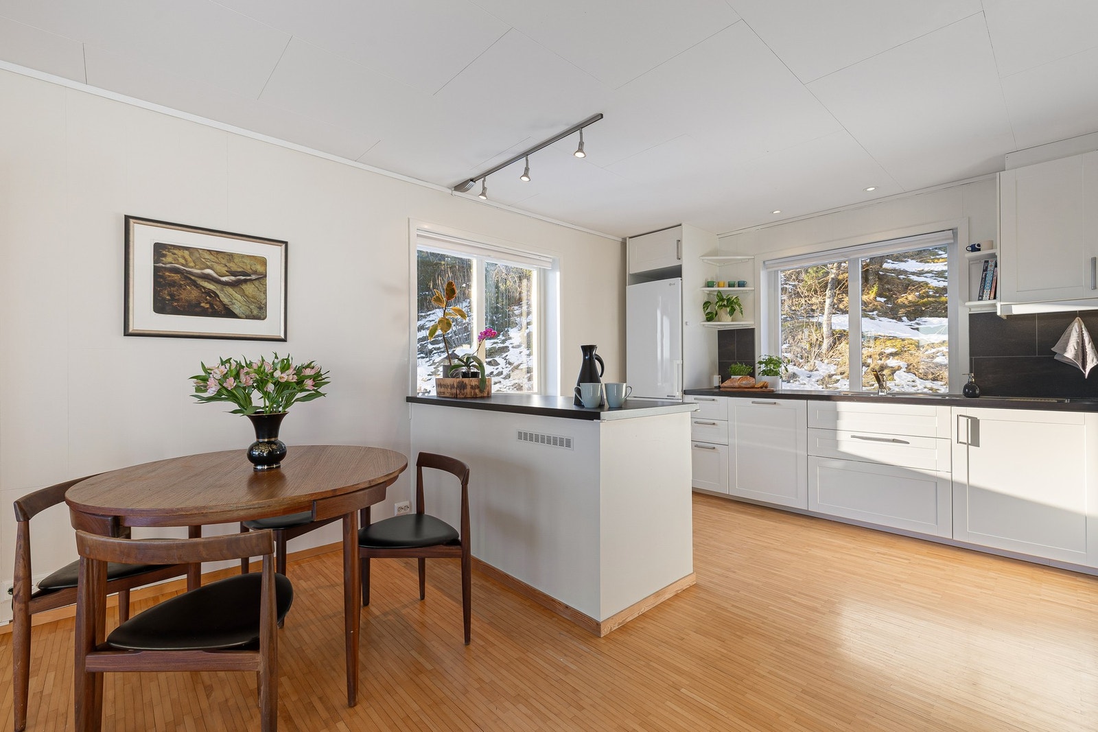 Åpen og sosial planløsning med kjøkkenøy for ekstra benk- og lagringsplass. Galleribilde