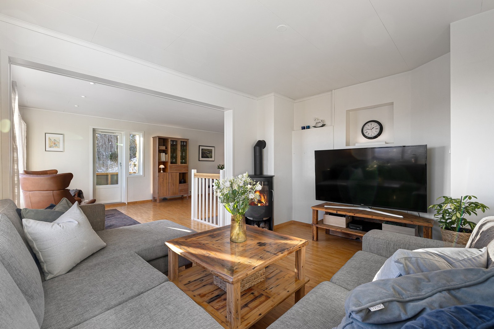 Stuen er opprinnelig byggemeldt som et soverom, og kan enkelt tilbakeføres til et godkjent soverom ved å sette opp en lettvegg. Galleribilde