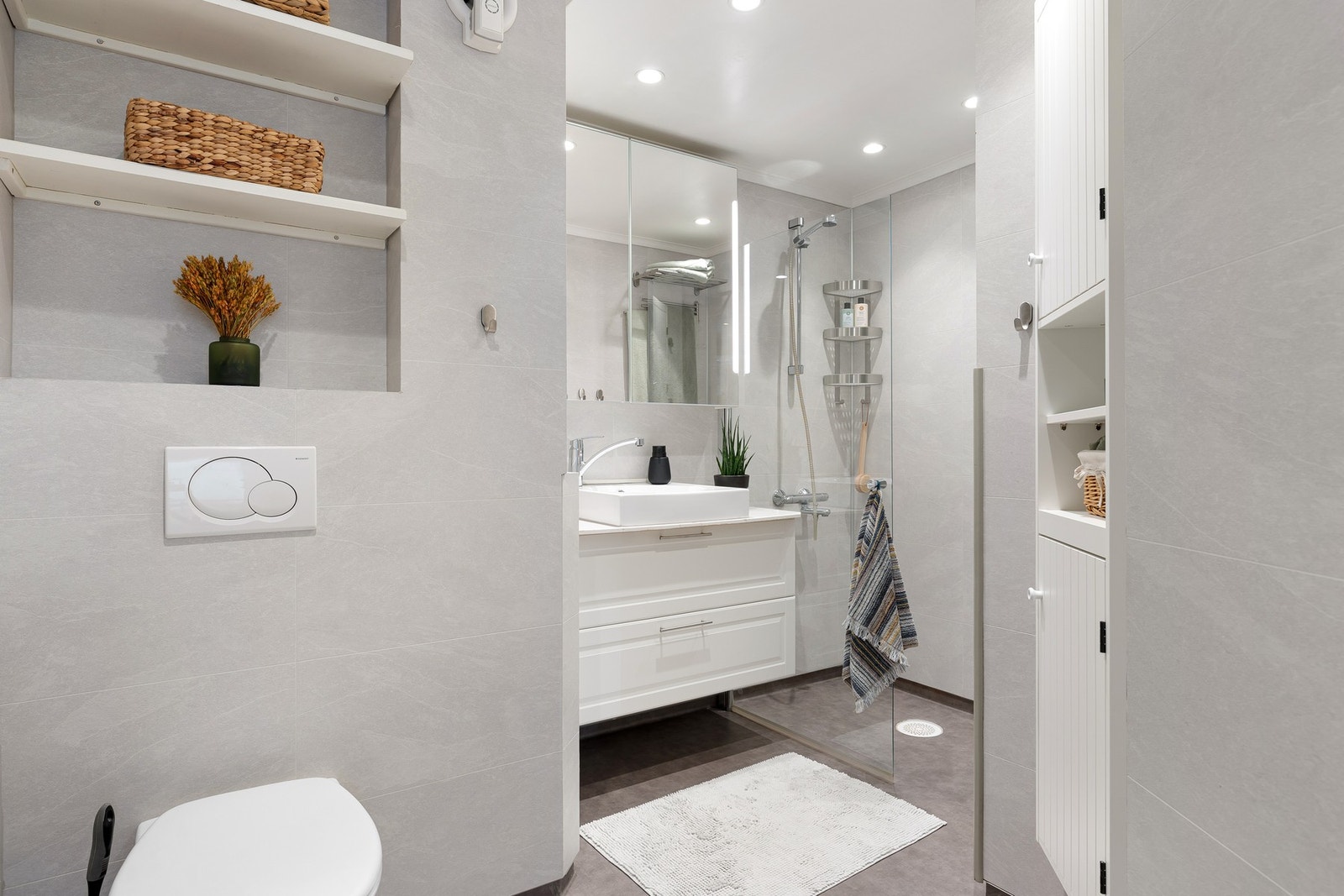 Lekkert bad fra 2018 med elektrisk gulvvarme og downlights i taket. Galleribilde