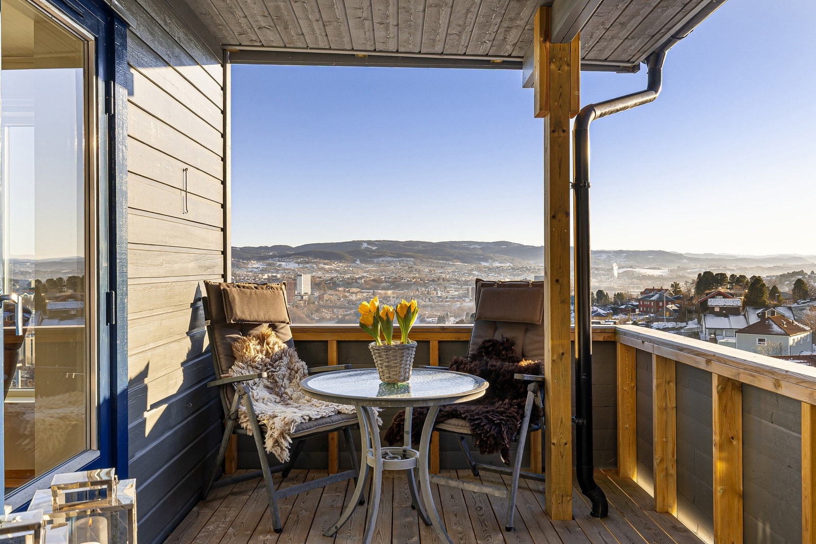 Her er det god plass til en hyggelig sittegruppe i solveggen. Galleribilde