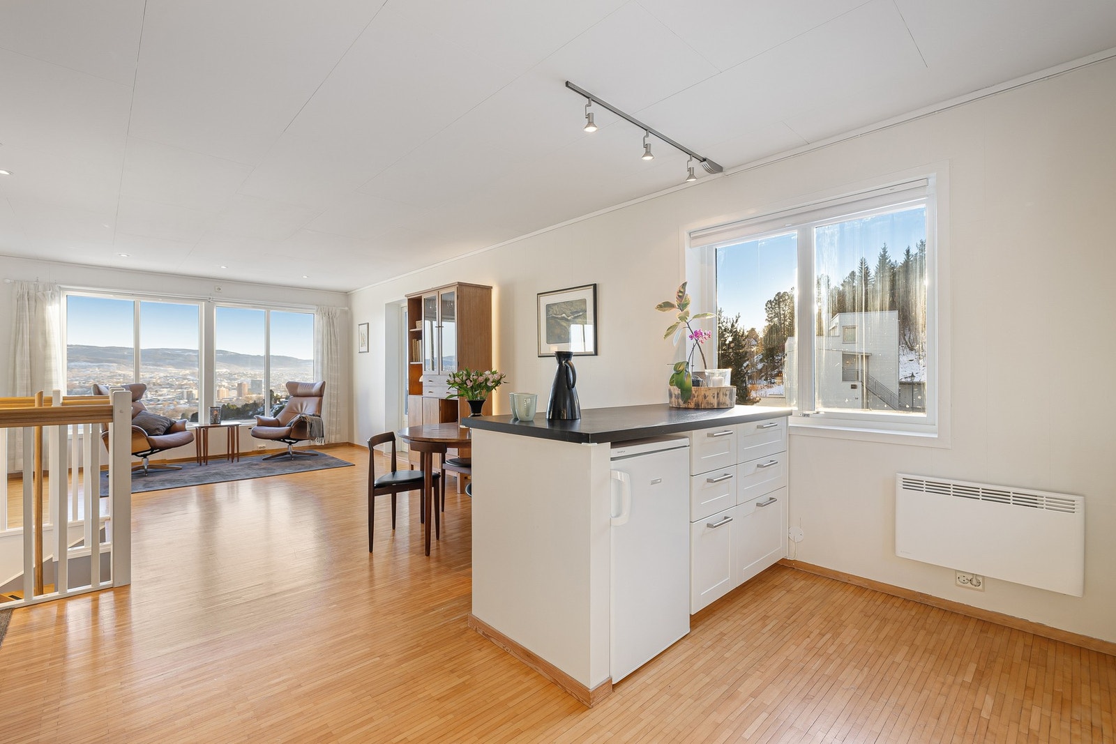 Store vindusflater på tre sider av rommet sørger for rikelig med naturlig gjennomlys. Galleribilde