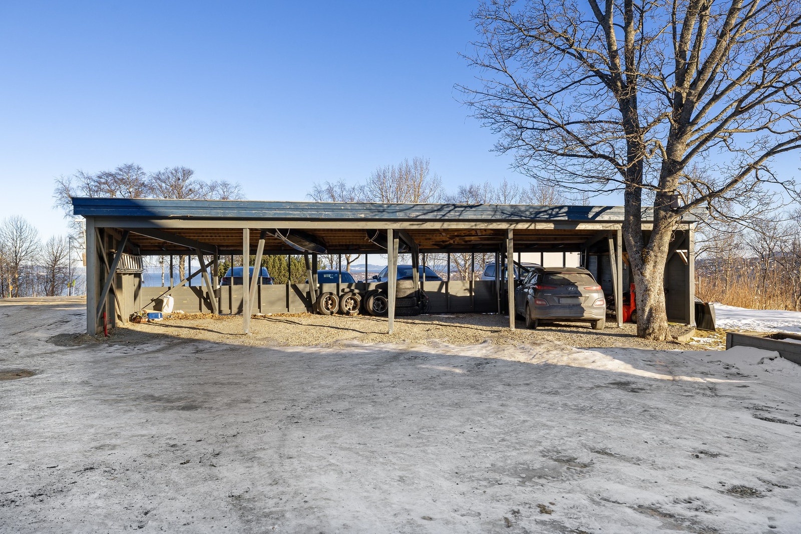 Leiligheten disponerer parkeringsplass med elbillader i felles carport-anlegg. Galleribilde