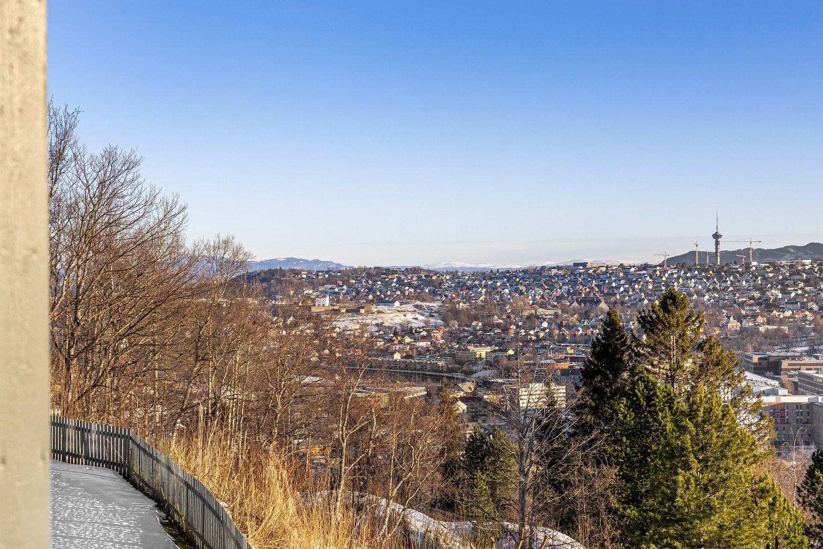 Nydelig utsikt over byen fra verandaen. Galleribilde