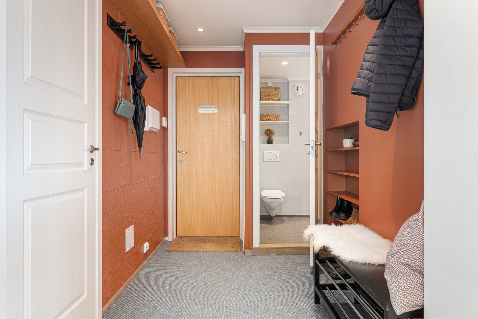 Fin entré på 4,5 kvm med integrert skohylle og klesoppheng. Galleribilde