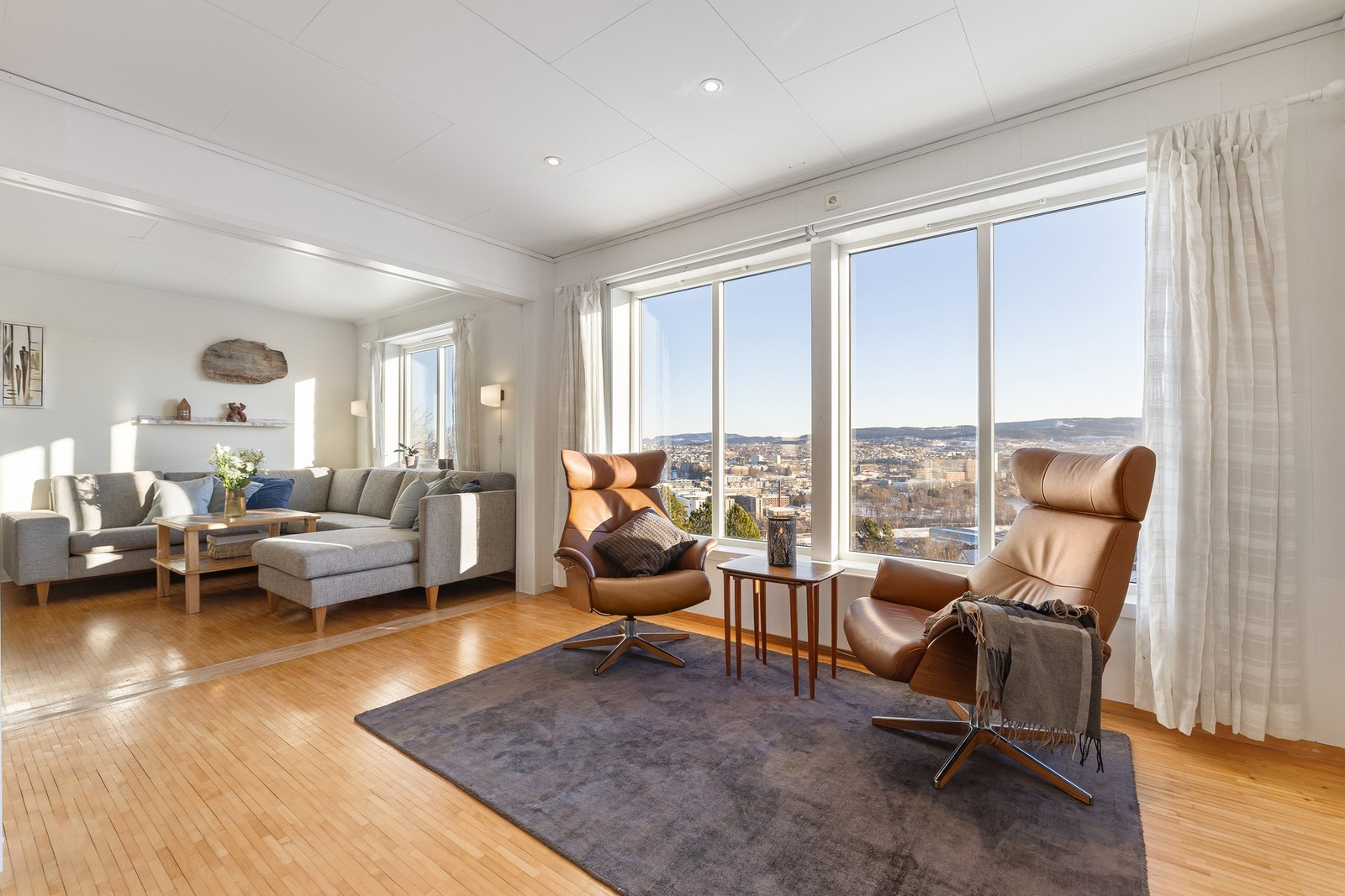 Firemannsboligen ligger på et høydedrag over byen med nydelig panoramautikt. Galleribilde