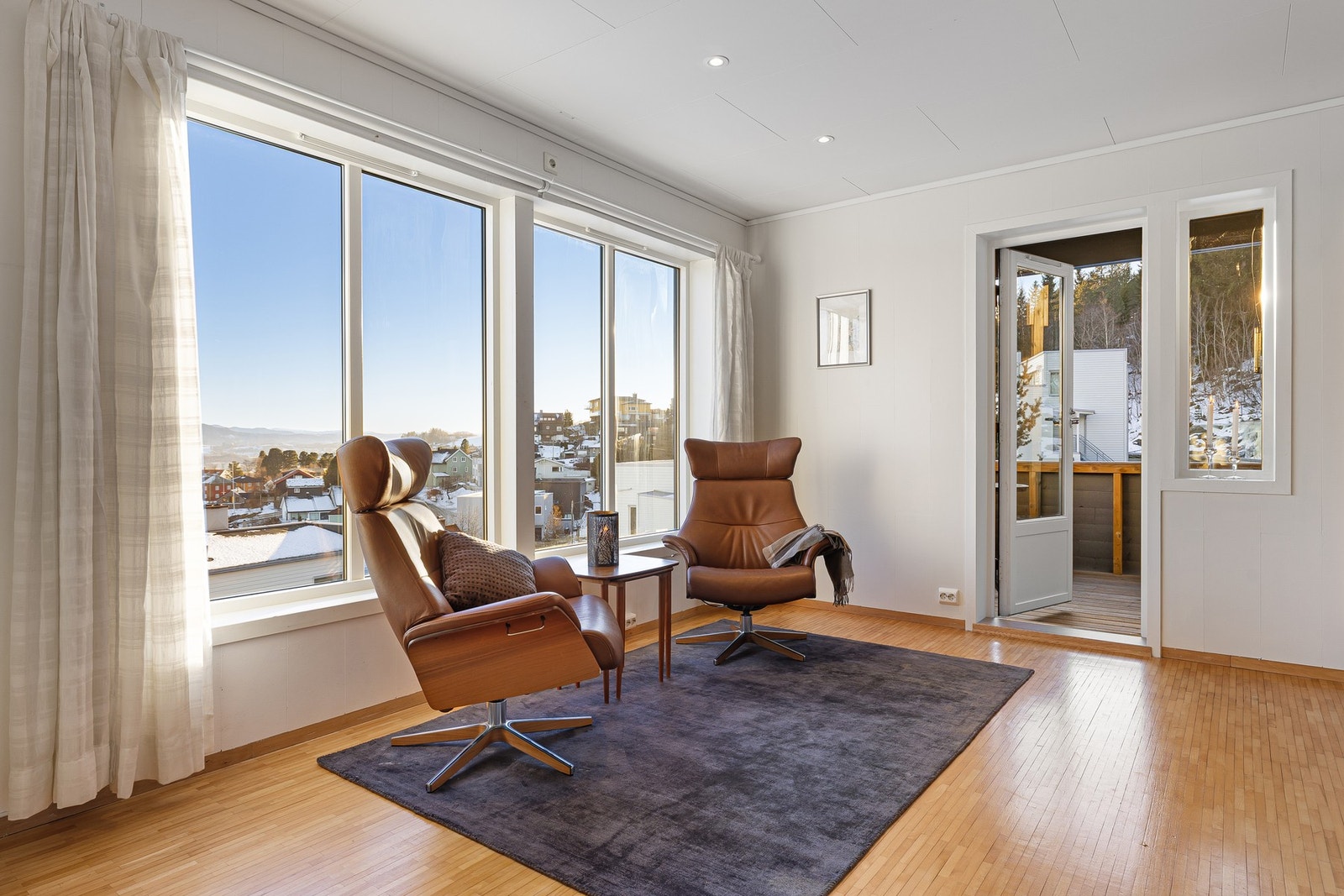 Her får du en luftig og fin stue-/kjøkkenløsning på hele 46 kvm. Galleribilde