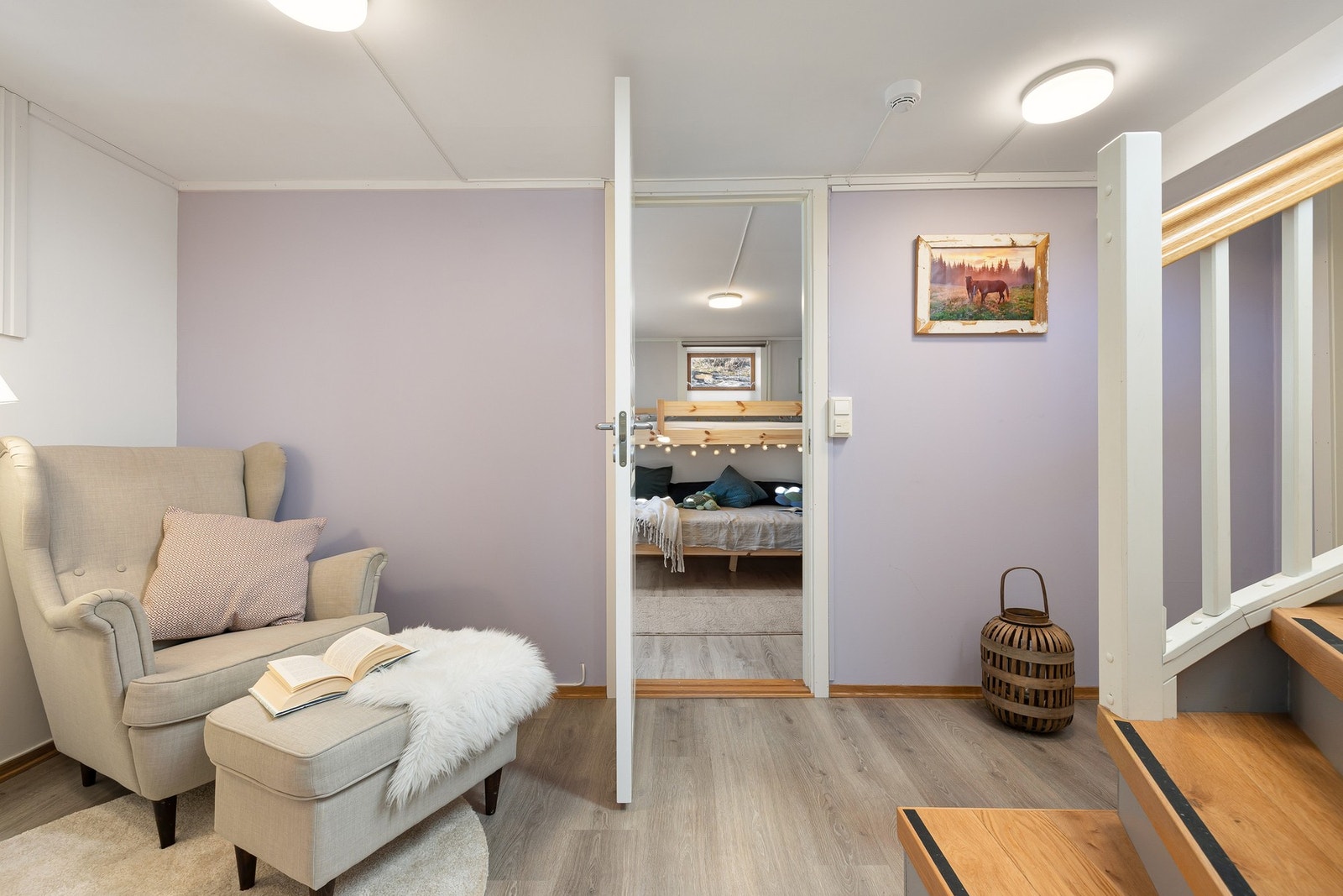 Leiligheten går over to plan med stue og to rom i underetasjen. Galleribilde