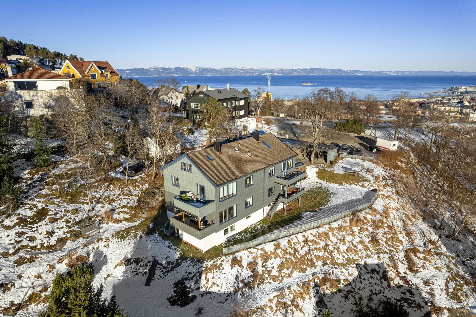 Boligen har luftig beliggenhet på Byåsen, med gang- og sykkelavstand til sentrum og St. Olavs. Galleribilde