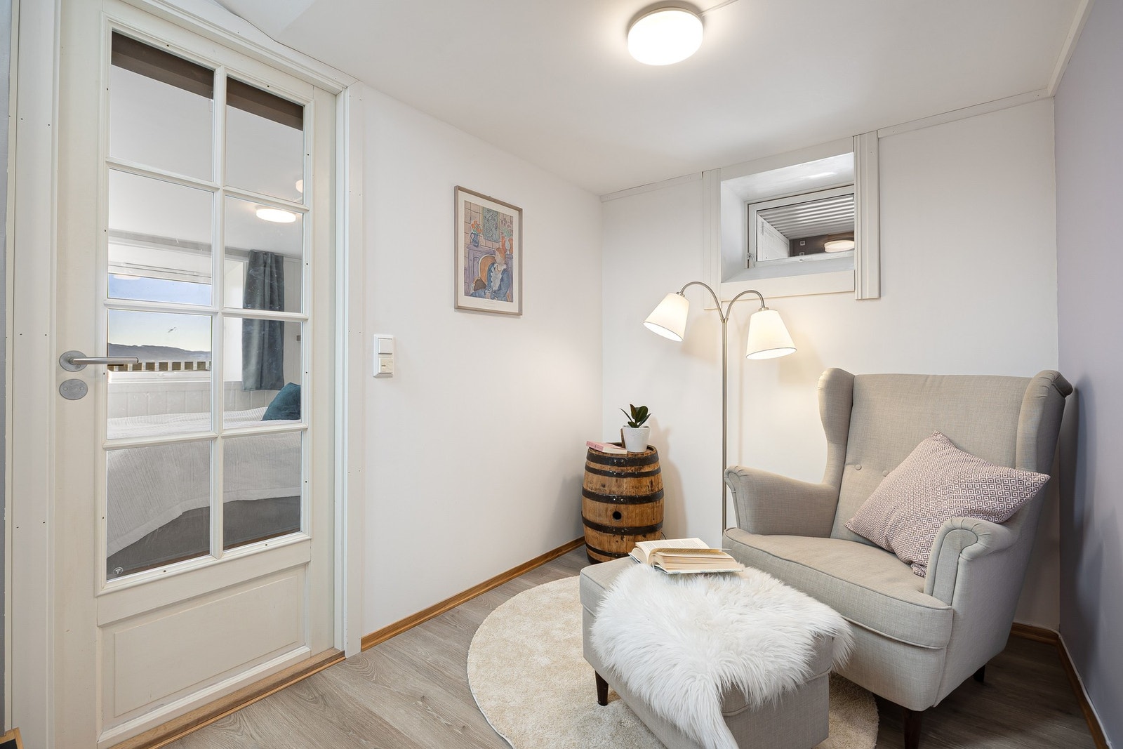 Underetasjen er søkt som godkjent oppholdsrom, men svar fra kommunen er ikke mottatt. Galleribilde