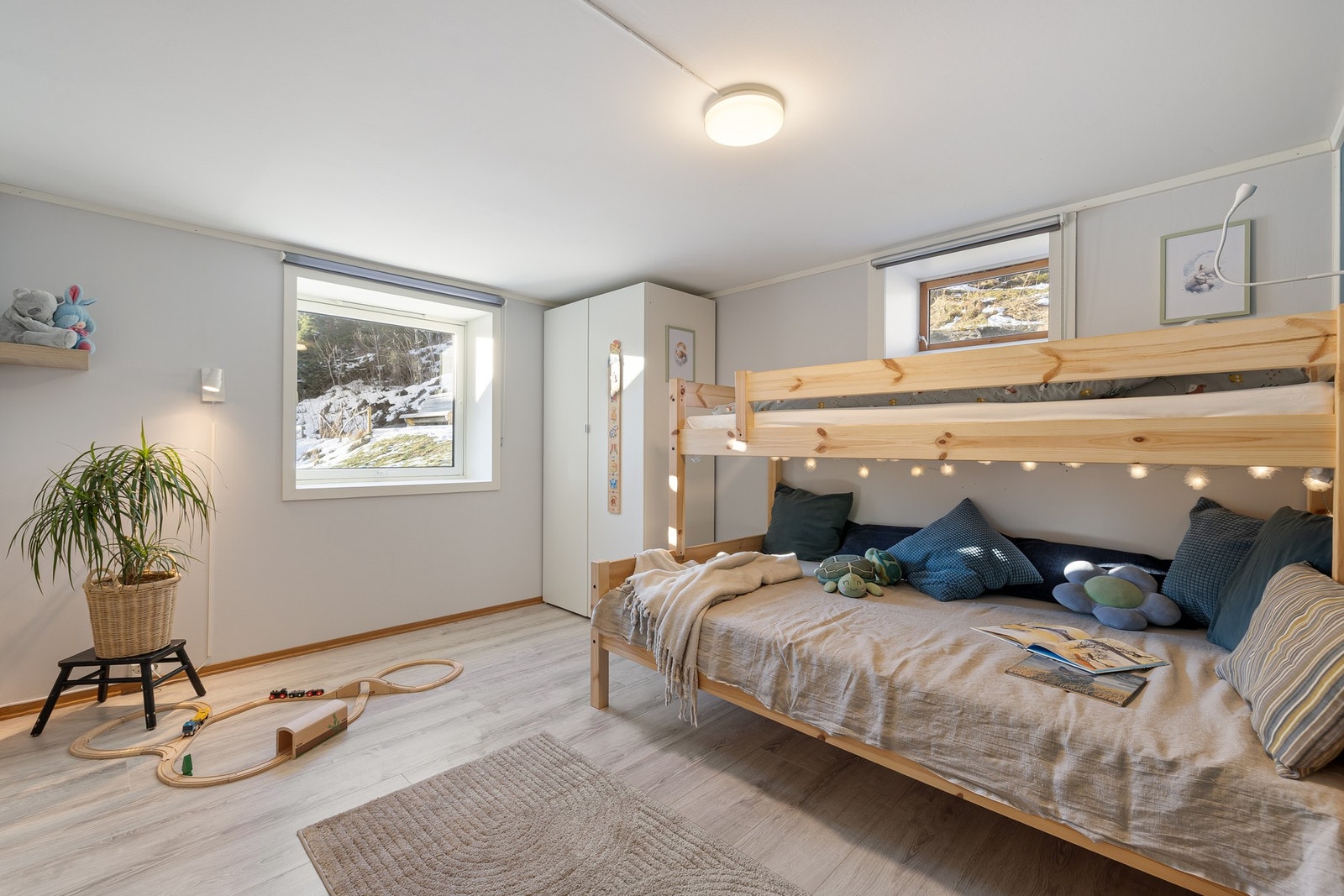 Rom på 11 kvm. Rommet er opprinnelig en bod som er innredet og benyttes som soverom. Rommet tilfredsstiller ikke kravene til varig opphold. Galleribilde