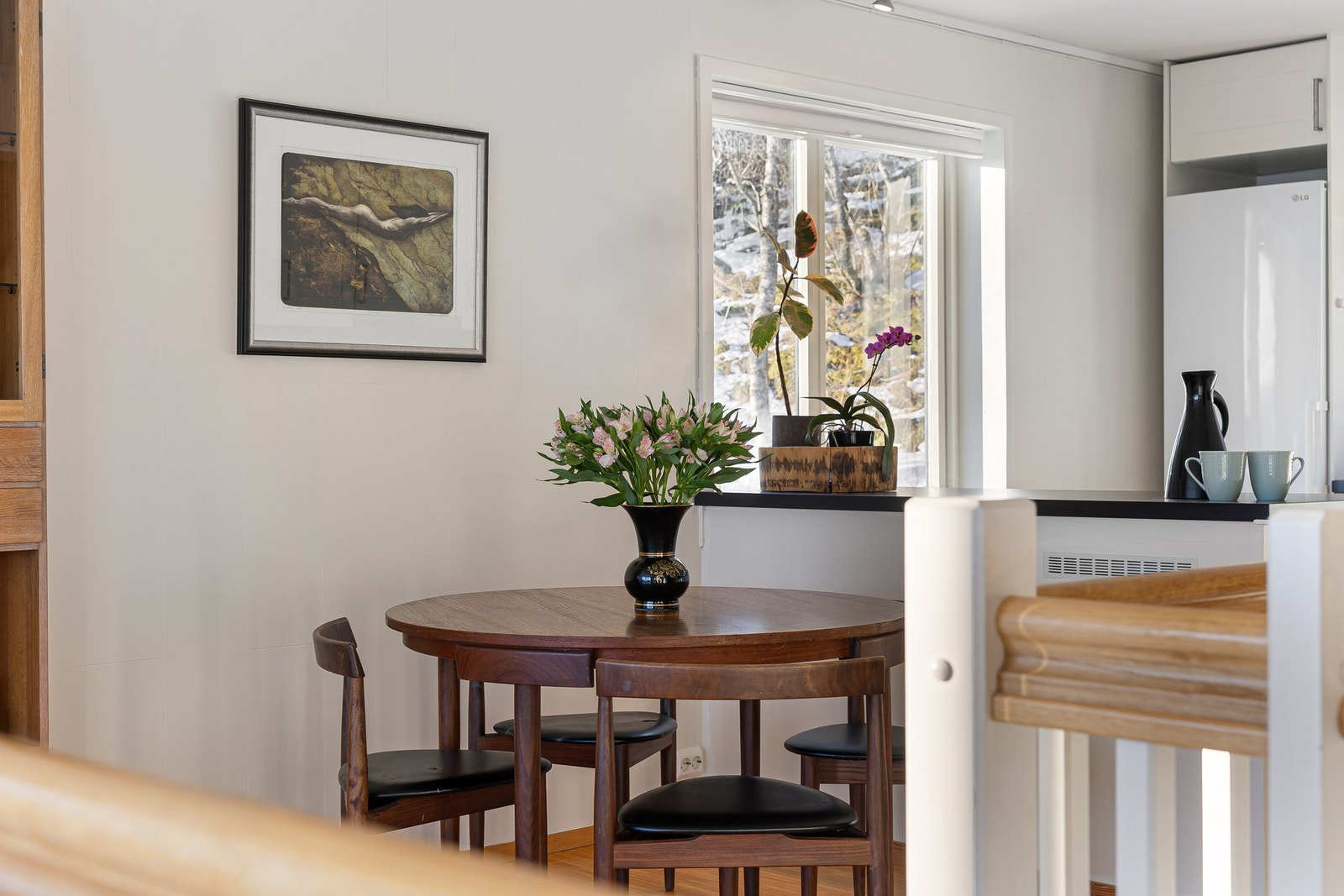 Mellom stuen og kjøkkenet er det god plass til spisebord for både store og små sammenkomster. Galleribilde