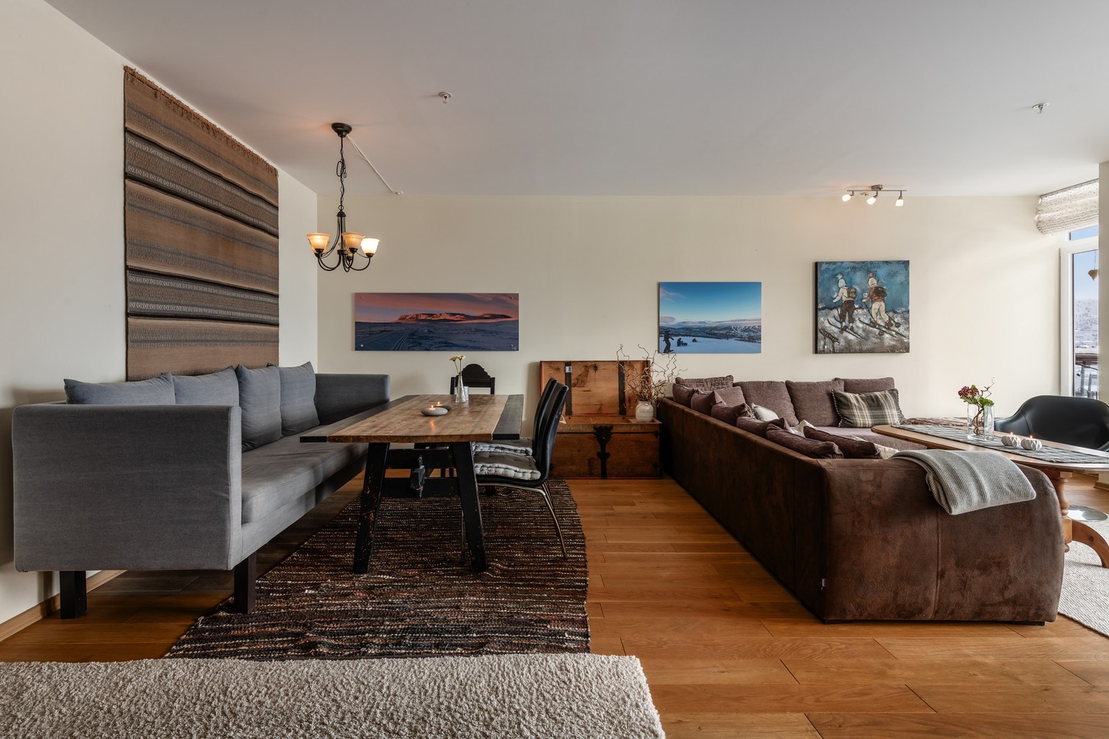 Her kan du samle dine nære til fine stunder på høyfjellet Galleribilde