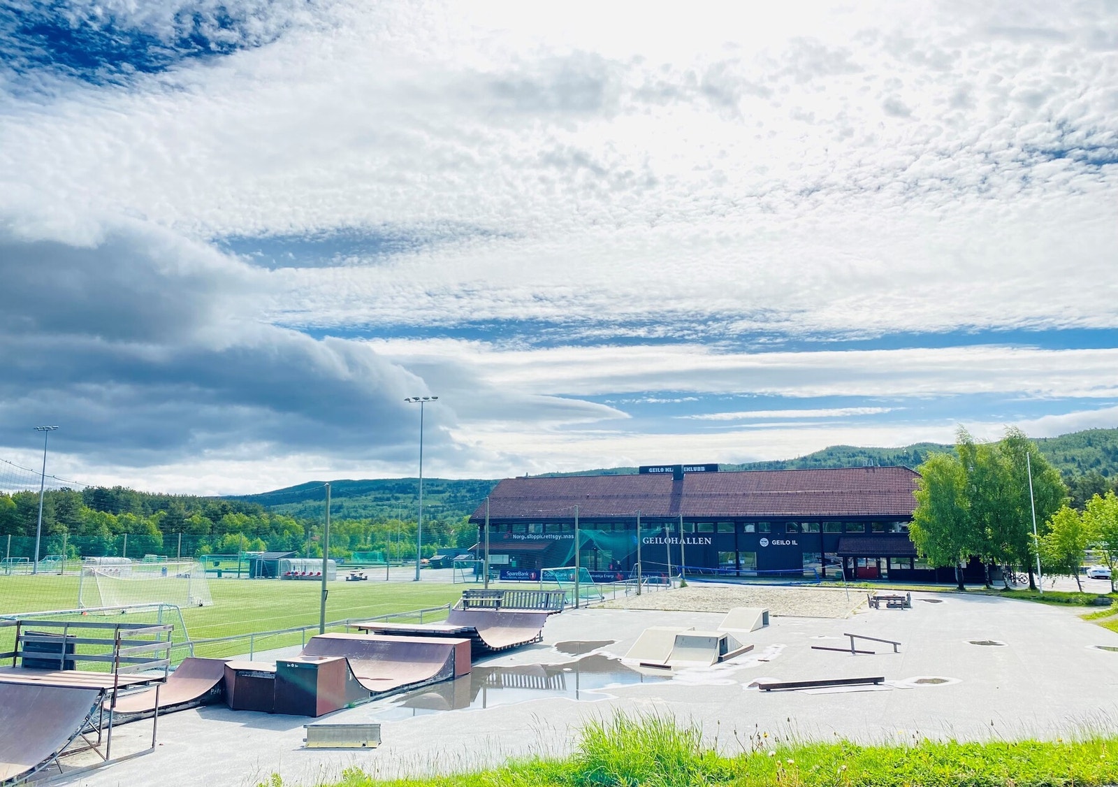 Skatepark ved Geilohallen, her er det også fotballbane, ballbinge, klatreklubb og idrettshall. Bilde fra annen årstid. Galleribilde