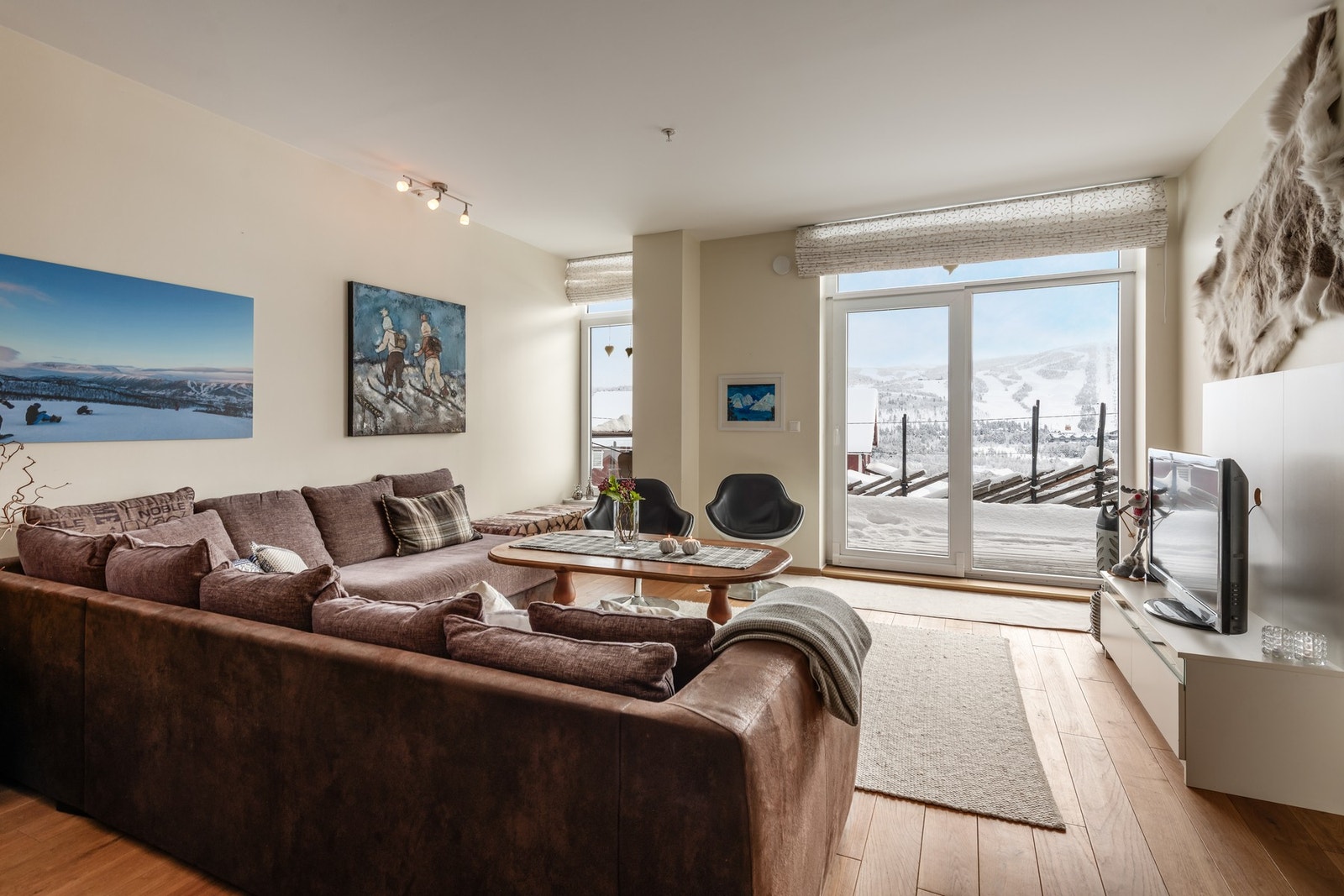 Fra stuen er det utgang til solrik terrasse Galleribilde