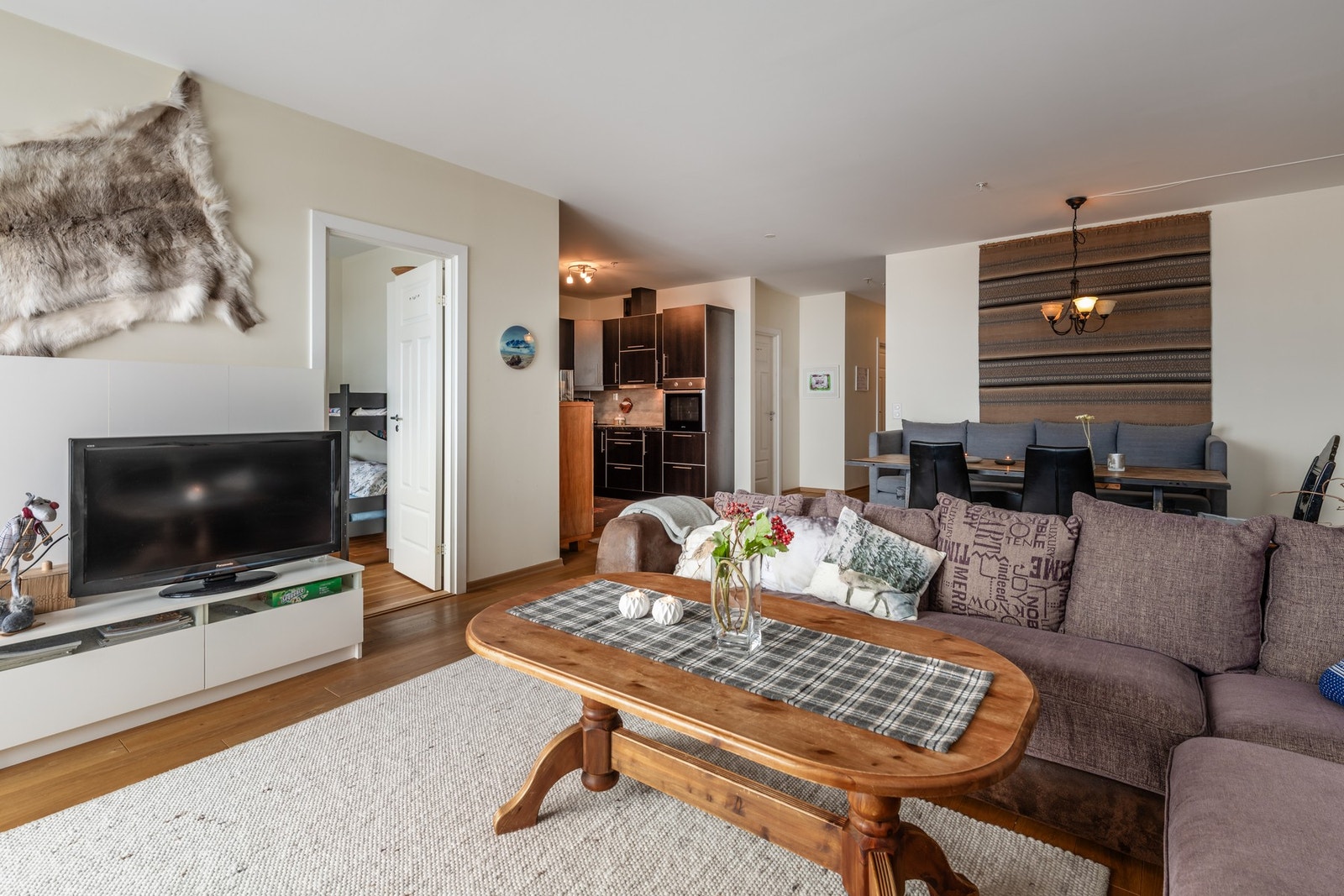 Stuen er lys og hyggelig Galleribilde